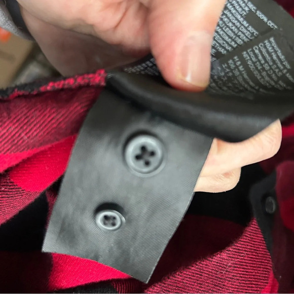 EUC H&M 100% cotton men’s size XL flannel button up shirt in red buffalo plaid. - Picture 6 of 9